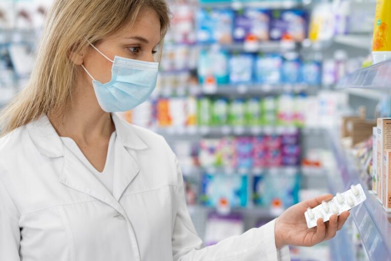side-view-pharmacist-work_23-2150348217
